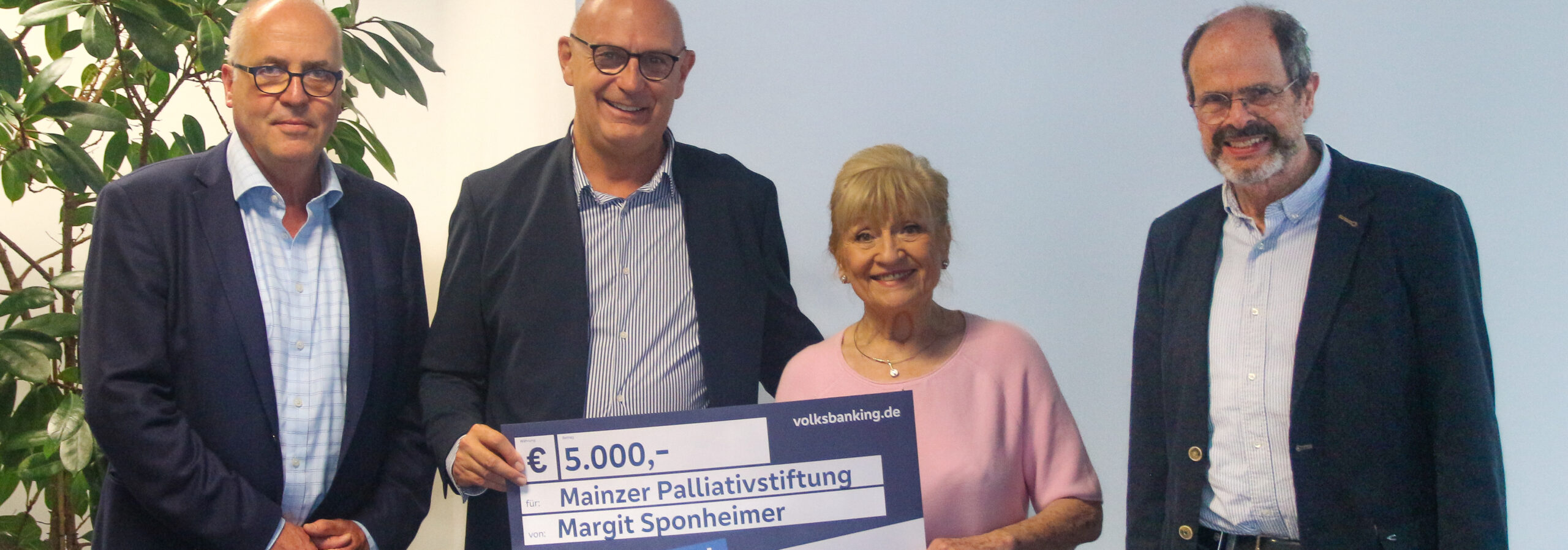 v.l.n.r.: Bernhard Nellessen, Vors. des Stiftungsrats, Uwe Abel, Sprecher des Vorstands Volksbank Darmstadt - Mainz, Margit Sponheimer, Mainzer Ehrenbürgerin, Prof. Dr. Martin Weber, Stiftungsrat und langjähriger Leiter der Abteilung Palliativmedizin.