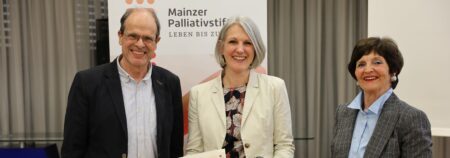 Von links nach rechts: Prof. Dr. Martin Weber (Stiftungsrat), Preisträgerin Sandra Mai, Andrea Römheld (Vorsitzende des Kuratoriums der Palliativstiftung). – Foto: © Urs Butirony